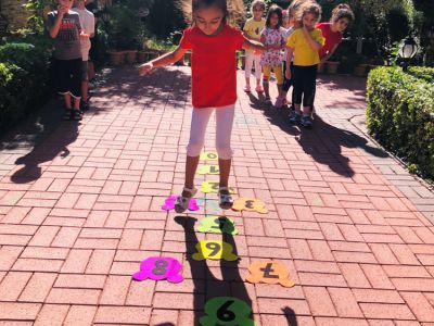 KARANFİLLER SINIFI SEK SEK OYNUYOR:)